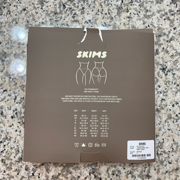 SKIMS Thong - Picture 4 of 4